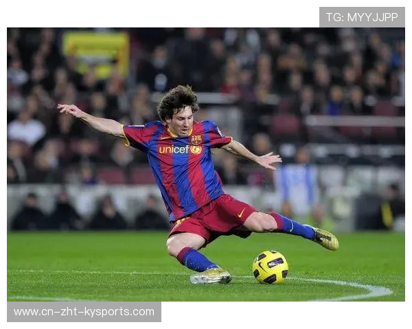 梅西与队友玩射门游戏，笑得像个孩子